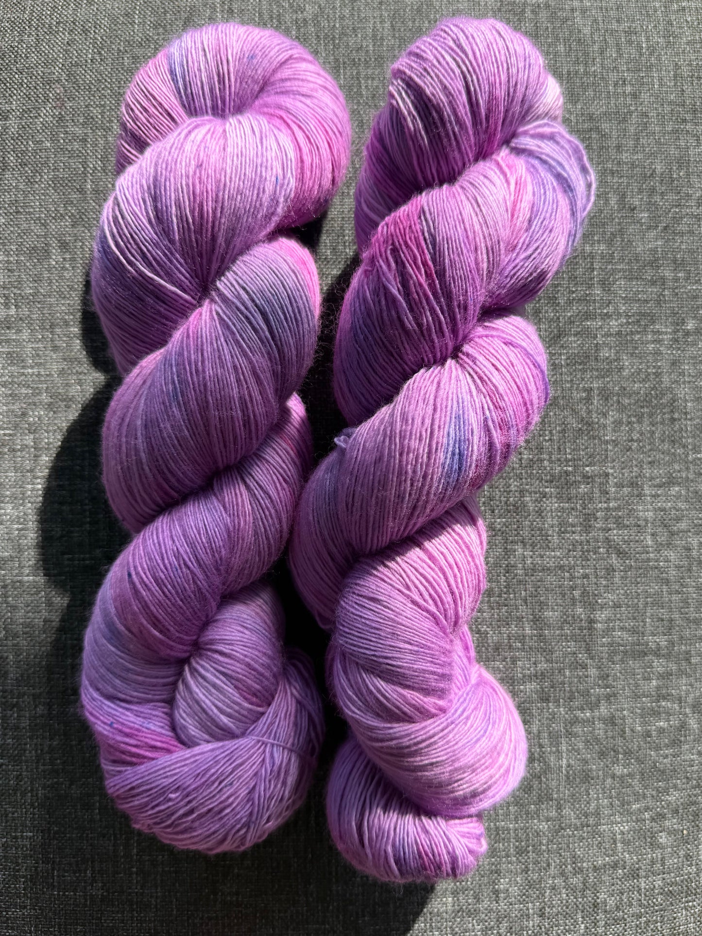 Merino Single Ultrafine Lace 800m / Canvas - Berry Bloom