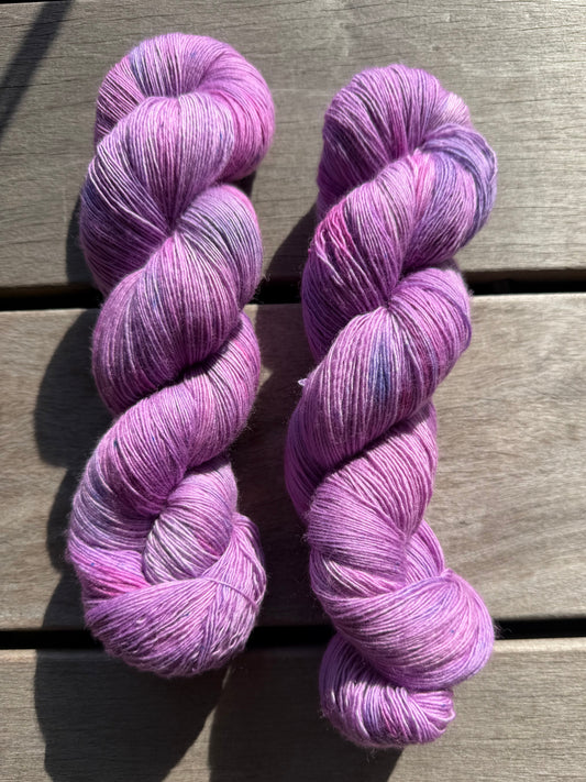 Merino Single Ultrafine Lace 800m / Canvas - Berry Bloom